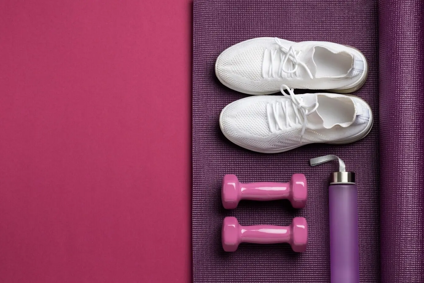 Draufsicht auf eine Anordnung von Sportausrüstung